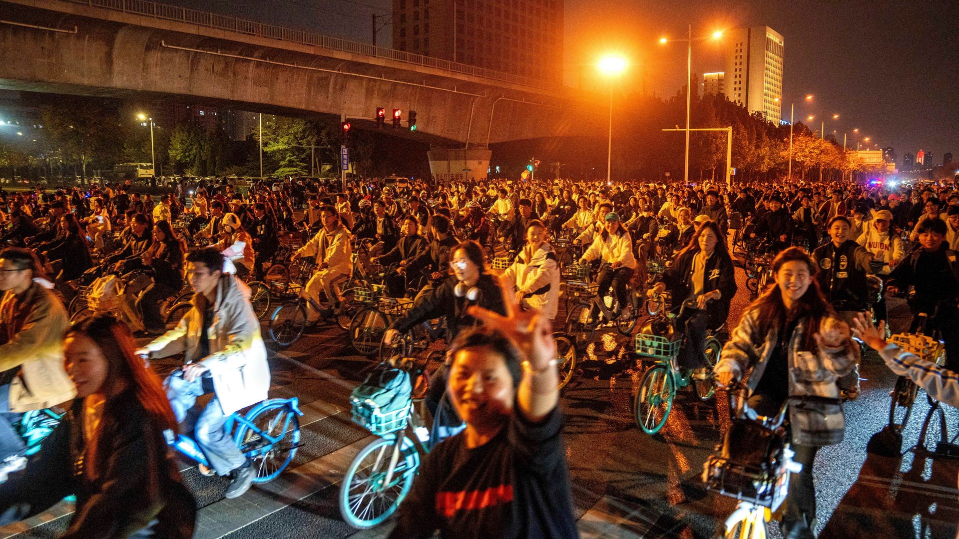 Thousands of students block China highway while cycling for dumplings