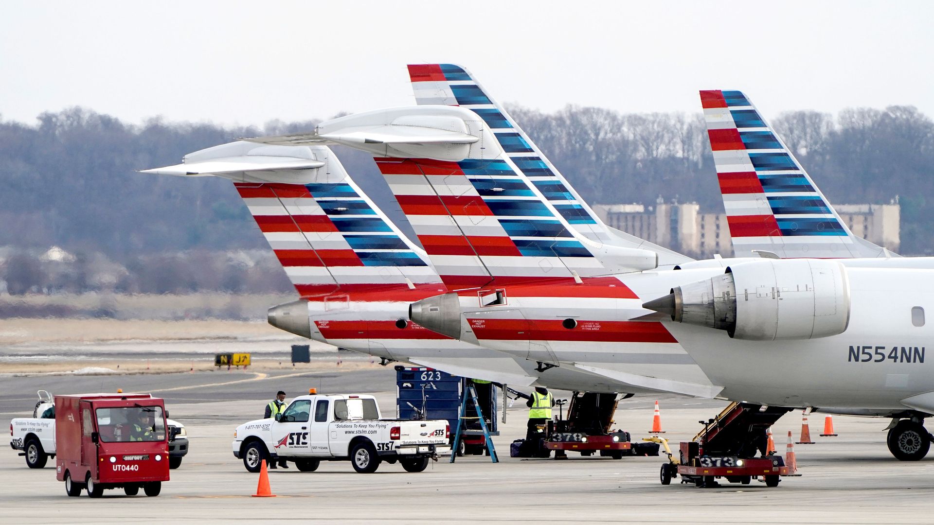 American Airlines briefly grounds all US flights