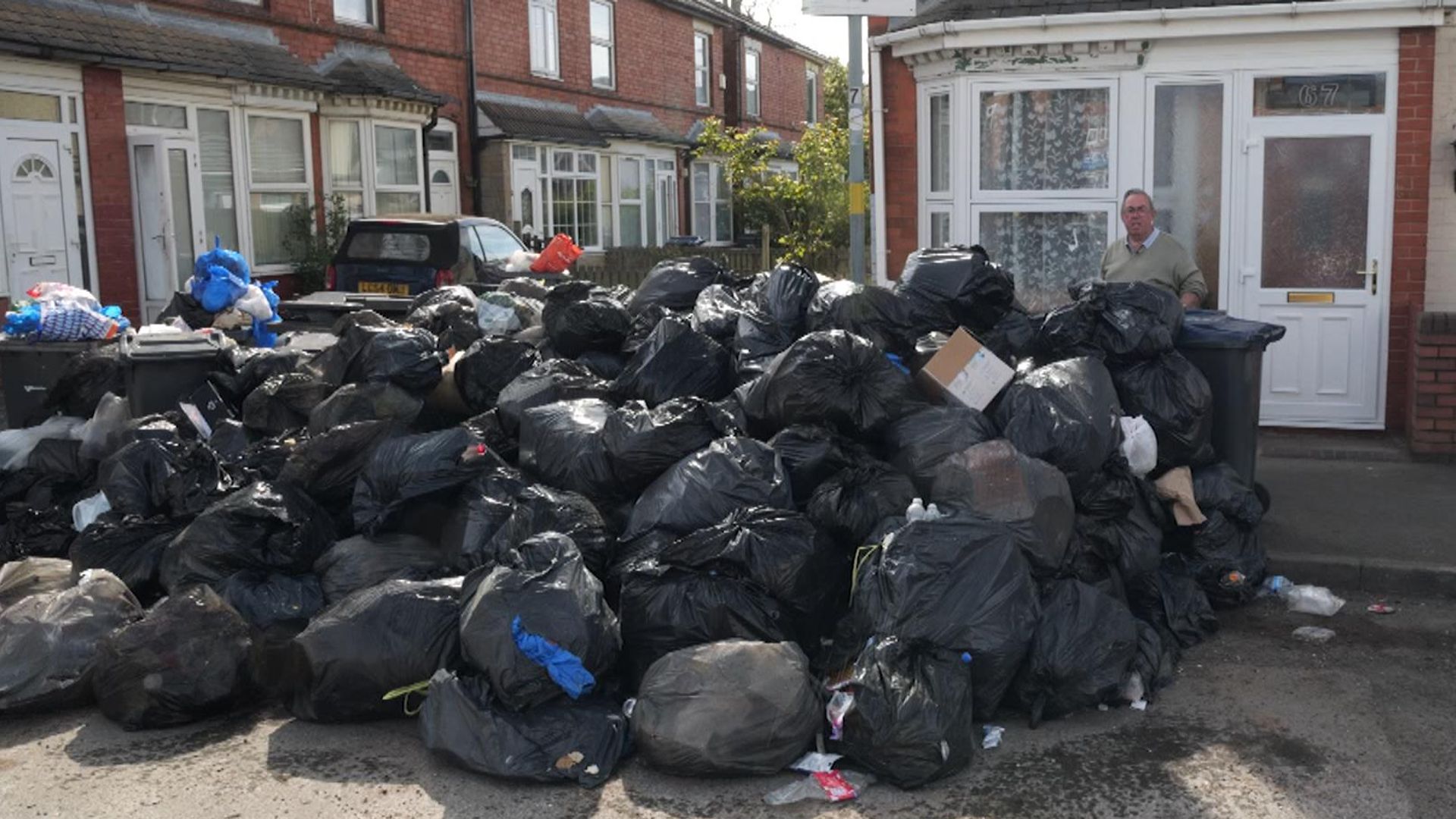 ‘No resolution’ after ‘intensive talks’ over Birmingham bin strikes – as Labour councillor quits