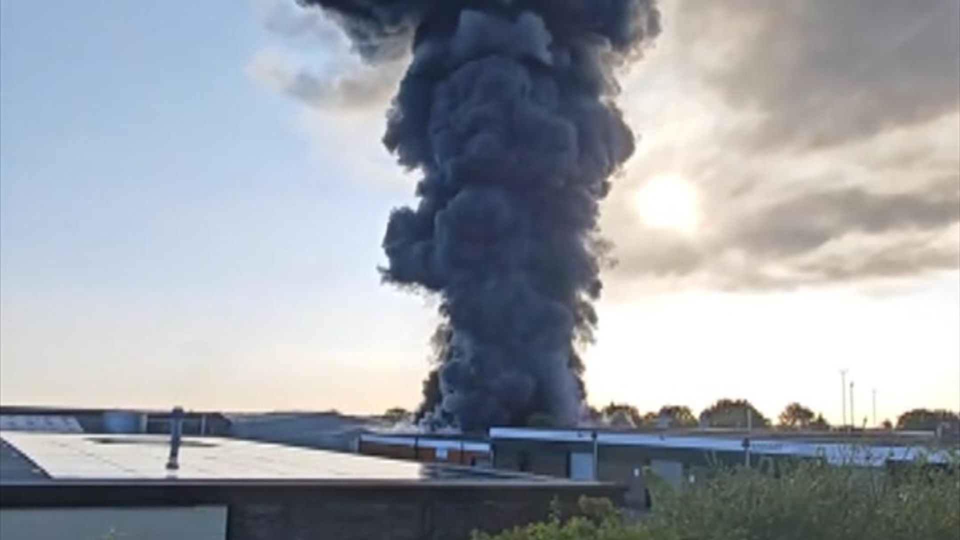 Huge fire declared a ‘major incident’ with road closures nearby