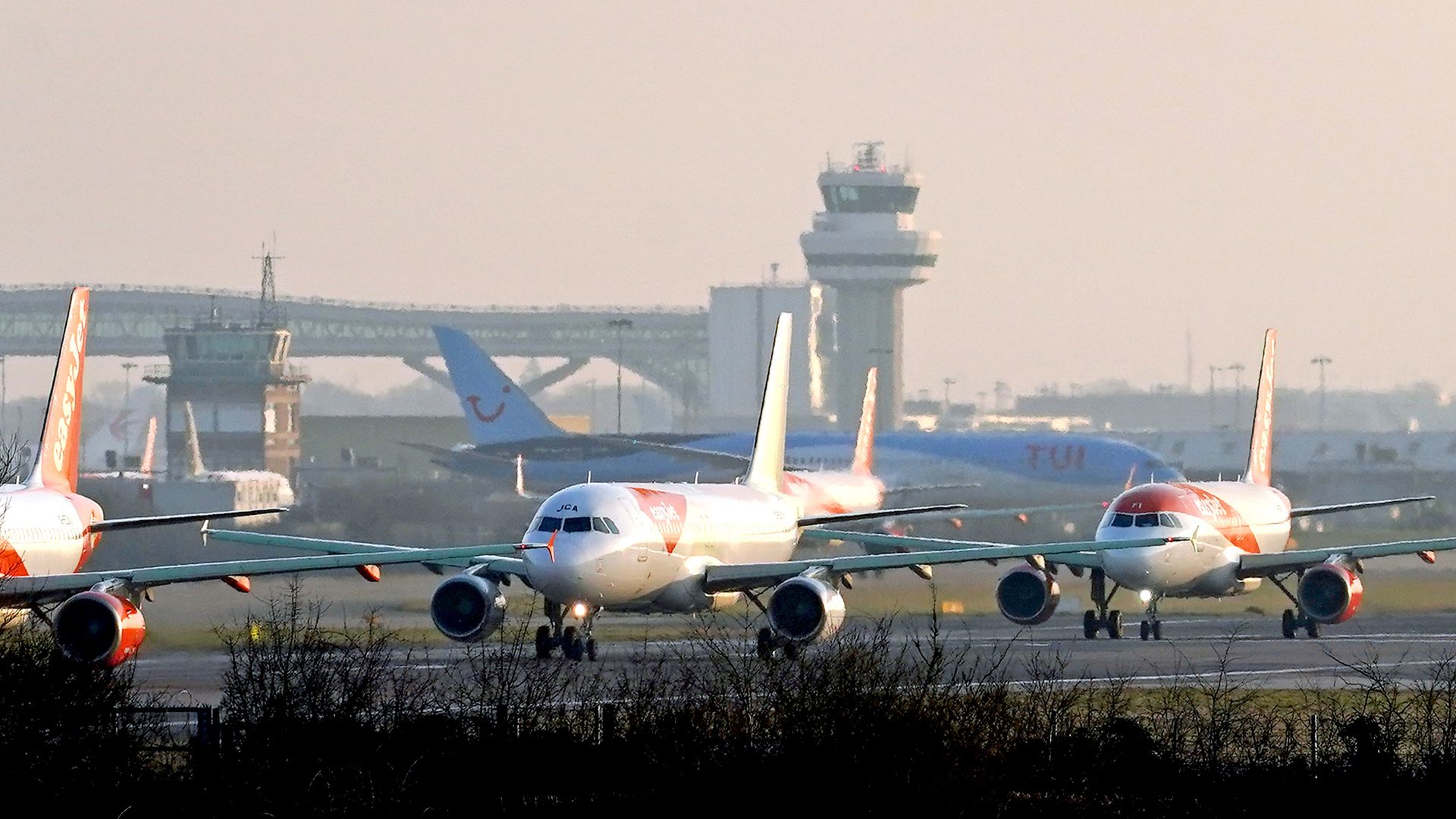 UK flights resume after glitch – as airlines criticise ‘outrageous’ disruption