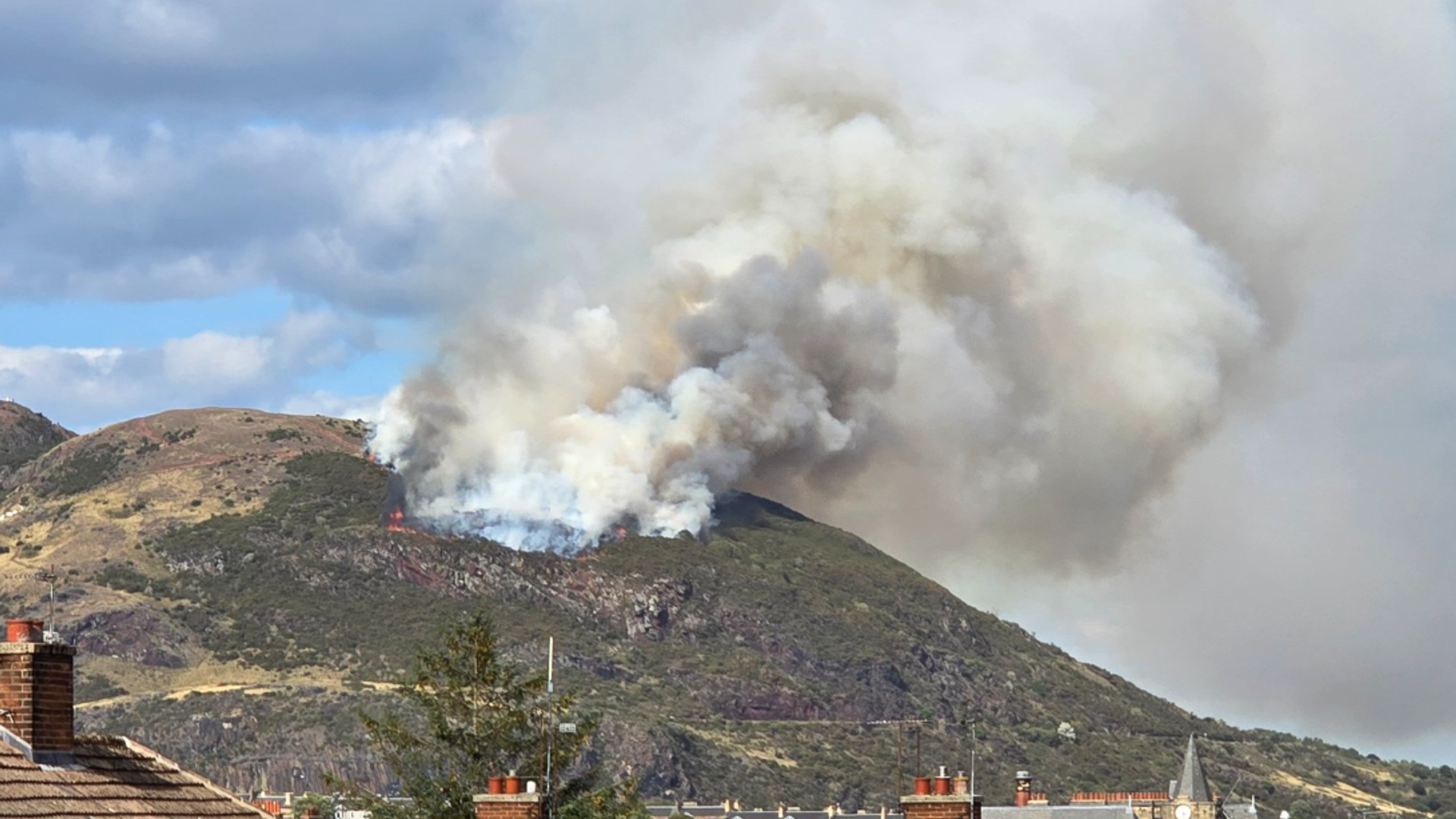 Huge fire breaks out on Edinburgh landmark Arthur’s Seat