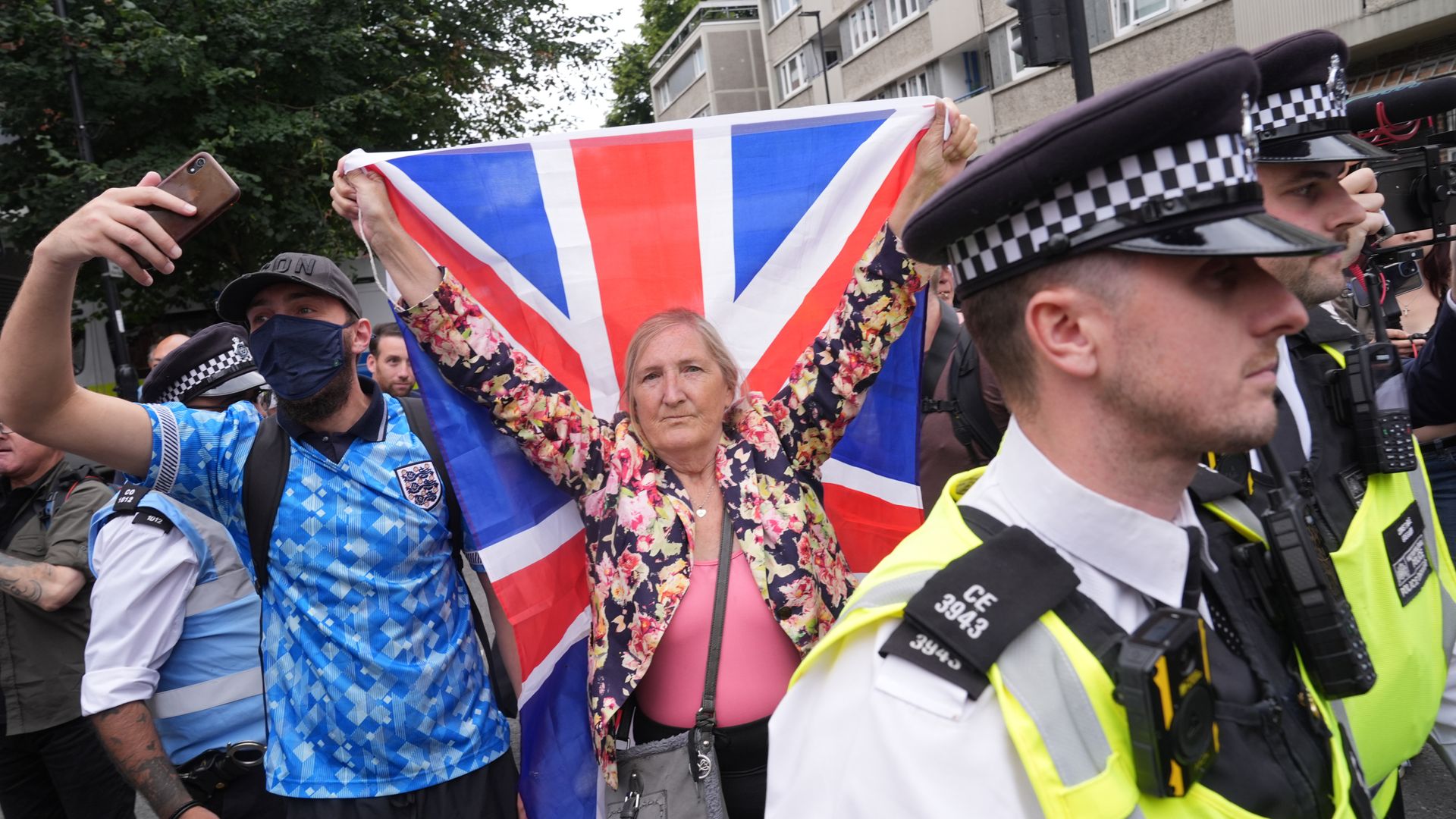 Rival groups face off outside migrant hotel – as asylum seekers ‘blow kisses’ at protesters